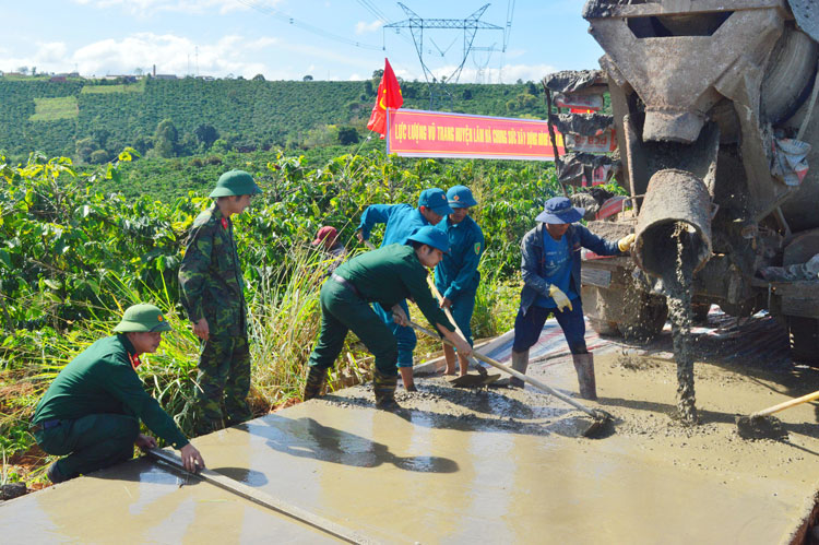 LLVT tích cực tham gia phong trào “Chung tay xây dựng nông thôn mới” của tỉnh 