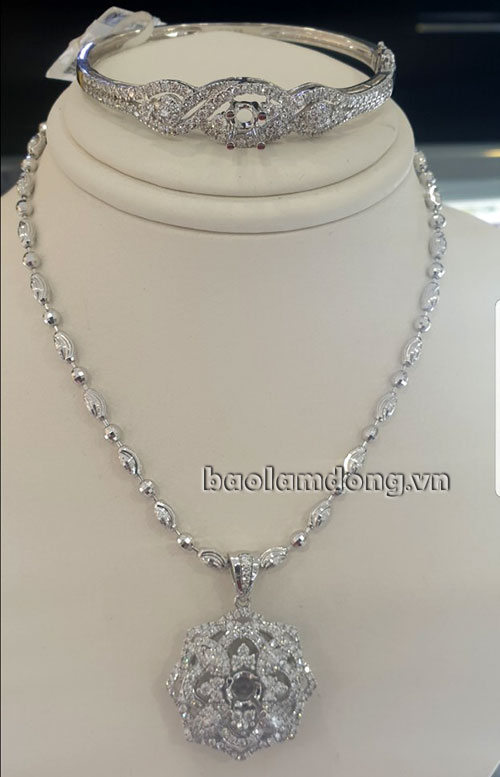 Bộ trang sức Hùng trộm của gia chủ