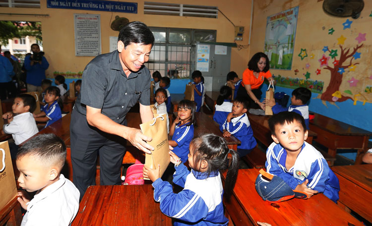 Đồng chí Nguyễn Văn Triệu – Bí thư Thành ủy Bảo Lộc trao quà Trung thu cho các cháu thiếu nhi đồng bào DTTS thôn Đạ Nghịch