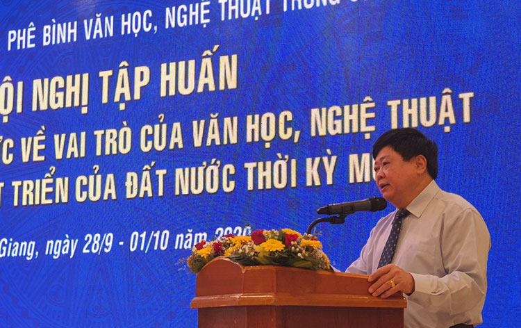 Nâng cao nhận thức về vai trò của văn học, nghệ thuật trong sự phát triển của đất nước thời kỳ mới