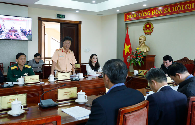 Lãnh đạo Phòng cảnh sát giao thông Công an tỉnh báo cáo về công tác tuần tra, xử lý vi phạm trật tự, an toàn giao thông