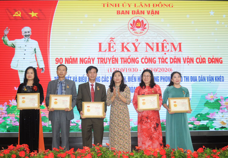 Trao kỷ niệm chương “Vì sự nghiệp dân vận” cho các cá nhân