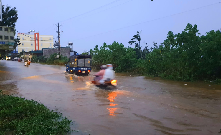 Một số đường phố Đức Trọng ngập chìm trong nước sau trận mưa lớn