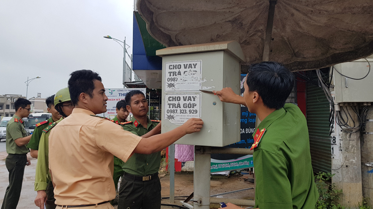 Đoàn viên, thanh niên bóc, xóa các biển quảng cáo, rao vặt sai quy định tại khu vực trung tâm thị trấn