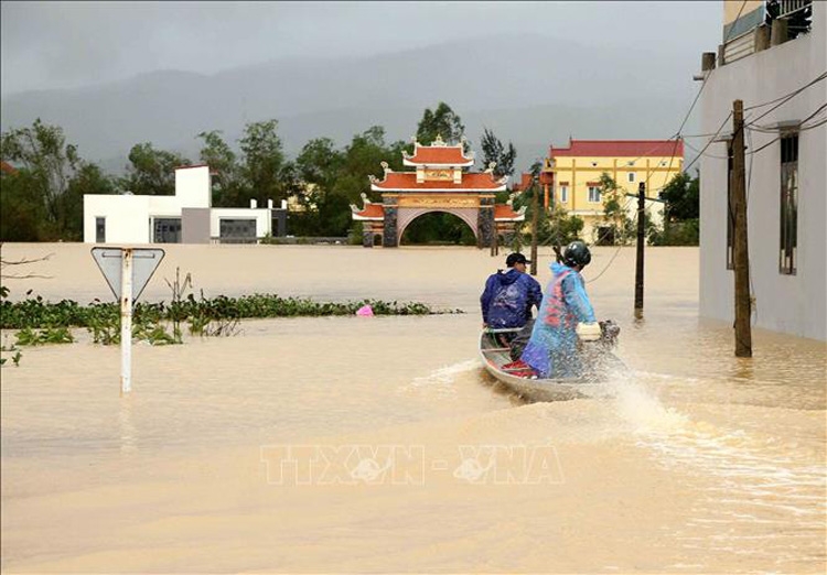 Hơn 10.000 hộ dân huyện Quảng Ninh (Quảng Bình) bị ngập sâu trong lũ, thuyền là phương tiện đi lại duy nhất