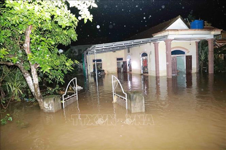 Thôn Ngũ Phúc, xã Cẩm Vinh, huyện Cẩm Xuyên (Hà Tĩnh) tiếp tục cô lập vì lũ lụt
