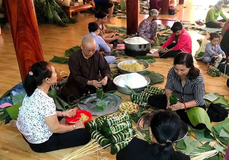 Mỗi người một công việc, ai cũng khẩn trương tham gia gói bánh tét để kịp gửi tặng nhân dân miền Trung