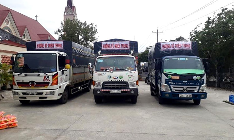 Đoàn xe cứu trợ Bảo Lộc trên đường hướng về người dân miền Trung