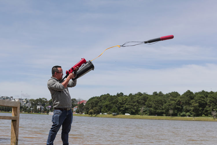Thử nghiệm súng bắn phao cứu hộ tại hồ Xuân Hương sáng nay