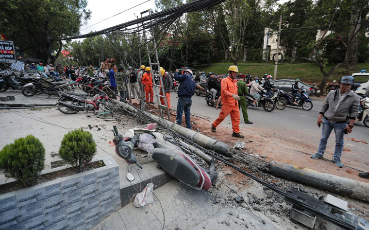 2 trụ điện bị tông gãy, dây cáp điện thoại, cáp viễn thông bị đứt, điện lực Đà Lạt đã phải cắt điện cục bộ để sửa chữa