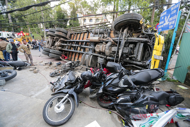 Hiện trường vụ xe tải chở bia trôi tự do tông gãy trụ điện, ủi bẹp hàng loạt xe máy