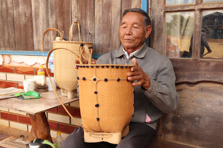 Không chỉ là “cây đại thụ” về cồng chiêng, ông Ya Ba còn là tay đan lát nổi tiếng hàng chục năm nay ở Tà Hine