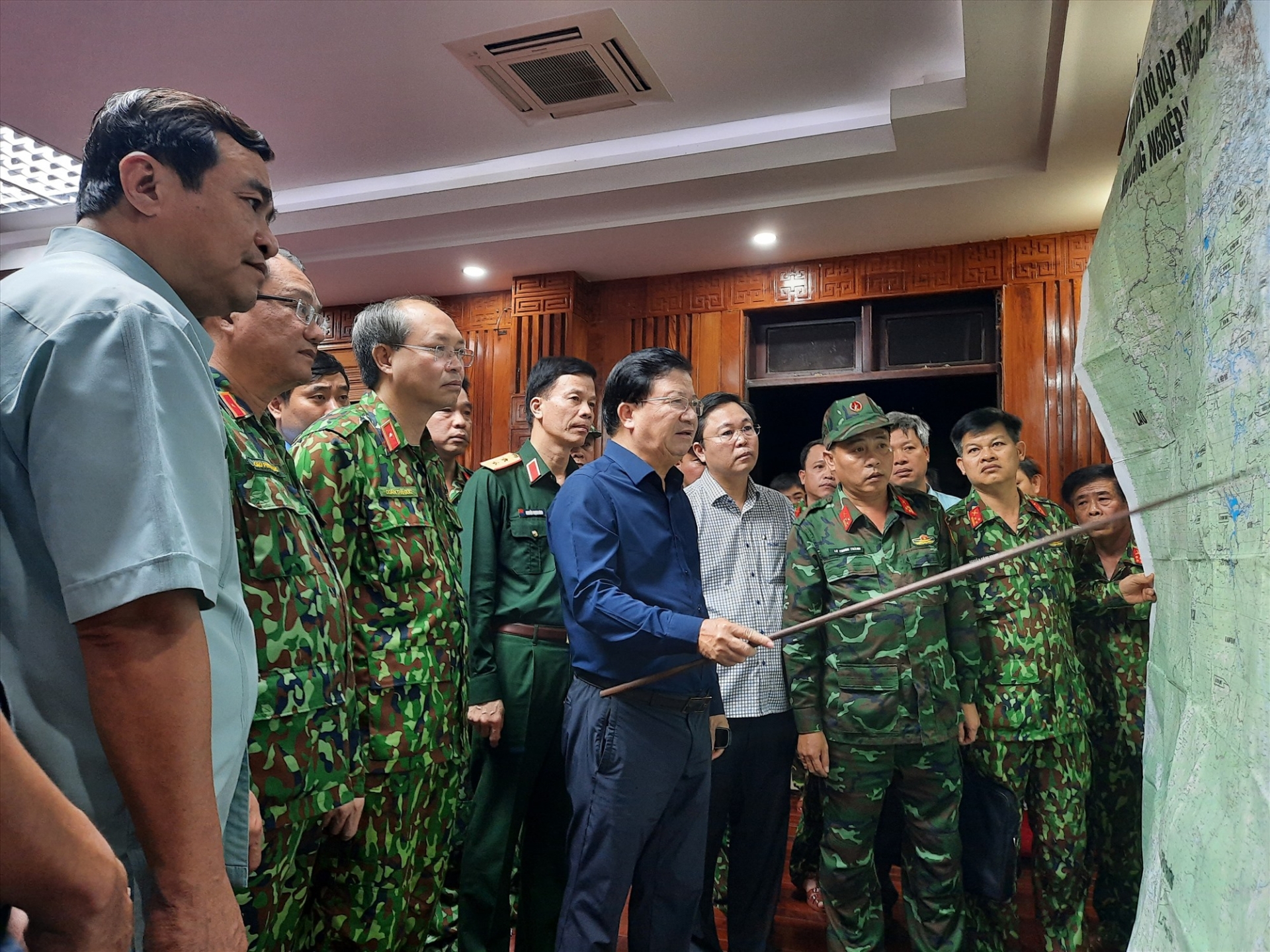 Phó Thủ tướng Trịnh Đình Dũng tìm hiểu địa bàn xã Trà Leng và Trà Vân trên bản đồ thực địa