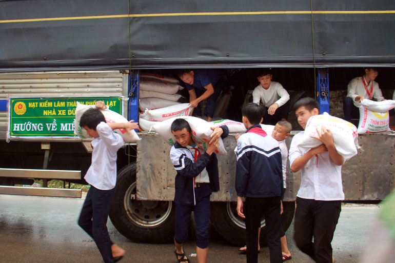 Xuyên qua tâm bão, gạo Lâm Đồng đến vùng lũ Hà Tĩnh