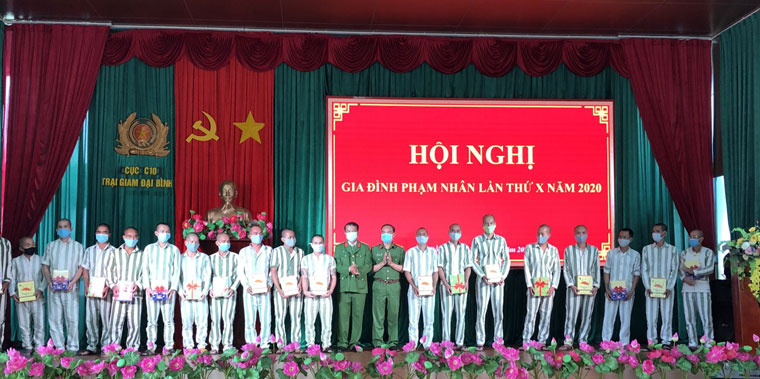 Lãnh đạo Cục C10, Bộ Công an và Thượng tá Bùi Ngọc Dũng, Giám thị  Trại giam Đại Bình tặng quà cho các phạm nhân có hoàn cảnh khó khăn