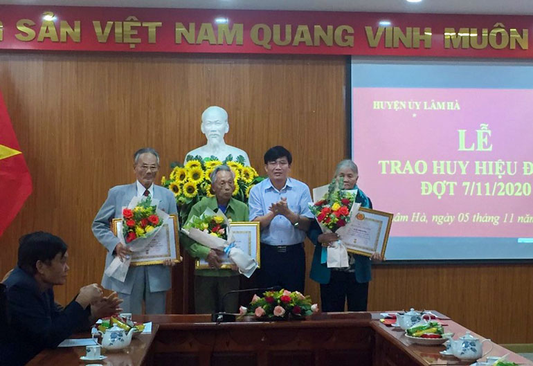 Lâm Hà trao Huy hiệu Đảng cho 19 đảng viên
