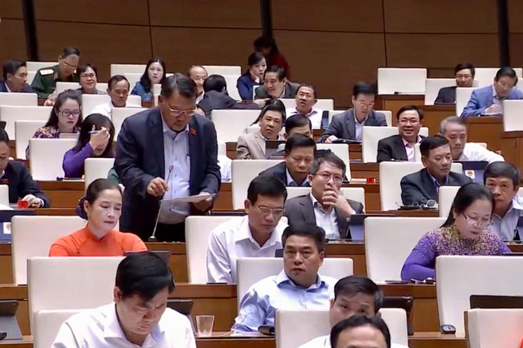 Đồng chí Nguyễn Tạo, Tỉnh ủy viên, Phó Trưởng Đoàn đại biểu Quốc hội đơn vị tỉnh Lâm Đồng phát biểu ý kiến