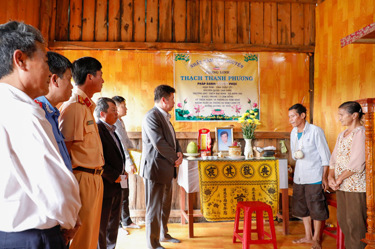 Ông Trương Hữu Hiệp và lãnh đạo huyện Đức Trọng thăm hỏi, tặng quà cha mẹ nạn nhân Thạch Thanh Phương