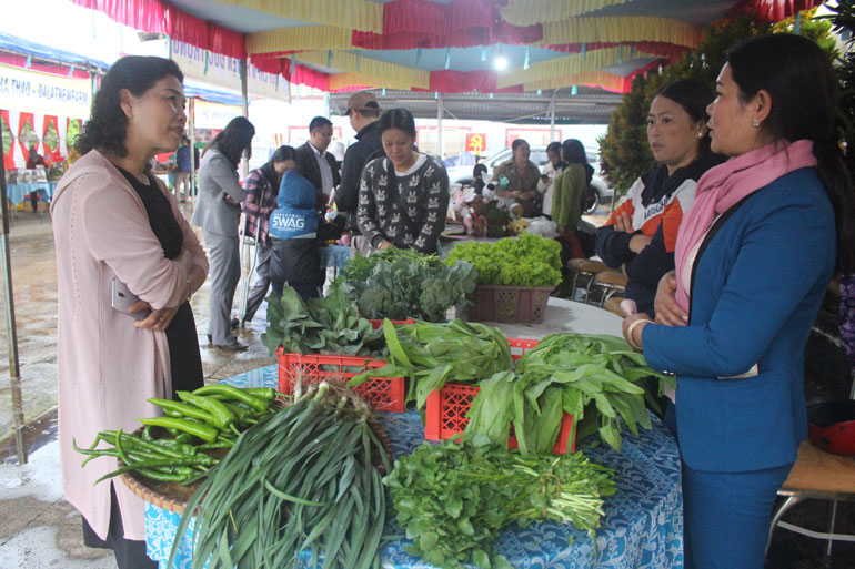 Tham quan, mua sắm tại gian hàng của HTX rau sạch Lộc Phát (Đức Trọng)