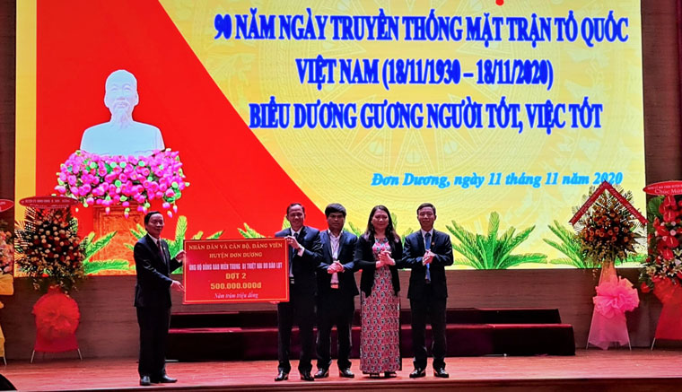 Huyện ủy Đơn Dương trao biểu trưng ủng hộ đợt 2 cho đồng bào miền Trung bị thiệt hại do bão lụt 500 triệu đồng