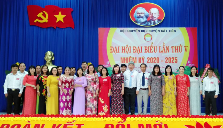 Ban Chấp hành khóa mới và đoàn đại biểu đi dự Đại hội cấp trên ra mắt Đại hội