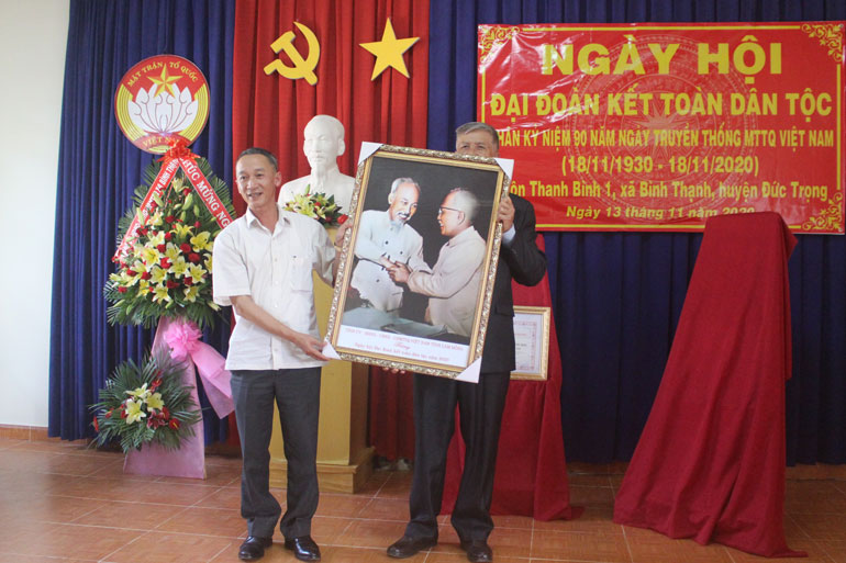 Đồng chí Trần Văn Hiệp - Phó Bí thư Tỉnh ủy Lâm Đồng trao bằng công nhận “Khu dân cư kiểu mẫu” cho cán bộ và Nhân dân thôn Thanh Bình 1, xã Bình Thạnh trao tặng bức tranh “Bác Hồ và Bác Tôn” - biểu tượng của sự đoàn kết dân tộc Việt Nam cho thôn Thanh Bình 1