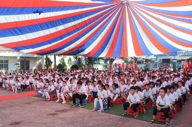 Học sinh Trường Tiểu học Đinh Văn 5 tham dự buổi lễ