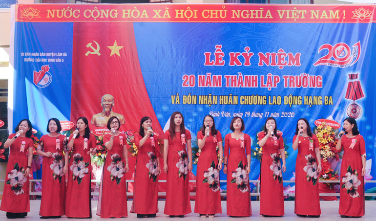 Giáo viên Trường Tiểu học Đinh Văn 5 biểu diễn văn nghệ chào mừng kỷ niệm 20 ngày thành lập trường và đón nhận Huân chương Lao động hạng Ba