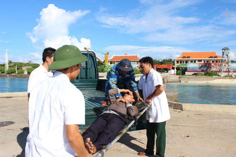 Dù ở ngoài khơi xa, nhưng quân dân trên Quần đảo Trường Sa luôn được chăm sóc sức khỏe chu đáo và tận tình.