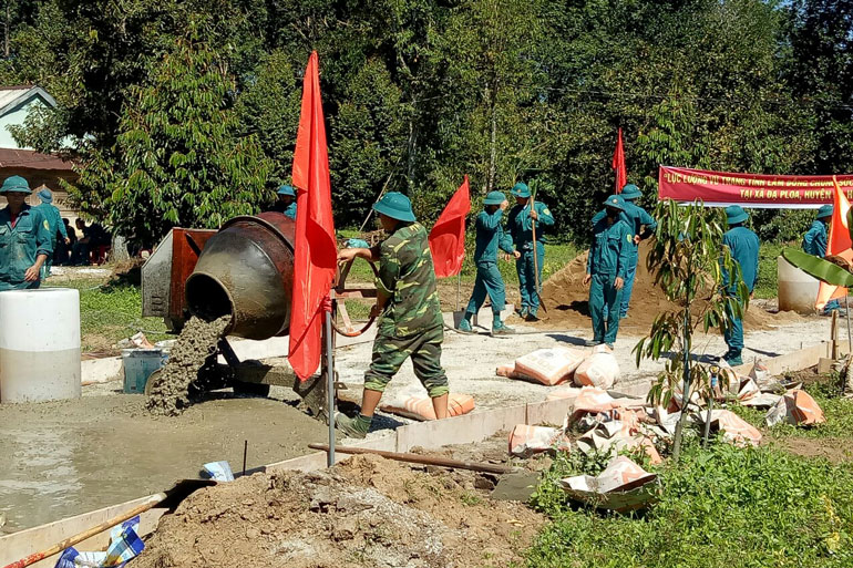 Các lực lượng tham gia hành quân dã ngoại làm công tác dân vận tại xã Đạ Ploa hỗ trợ địa phương hoàn thành 400m bê tông đường liên thôn