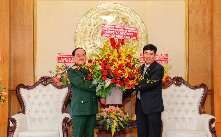 Thượng tướng tặng hoa chúc mừng đồng chí Trần Đình Văn – Phó Bí thư Thường trực Tỉnh uỷ