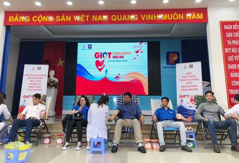Hàng trăm CB.CNV-NLĐ Công ty Xăng dầu Lâm Đồng tham gia với 150 đơn vị máu được tiếp nhận tại Hội Chữ Thập đỏ tỉnh