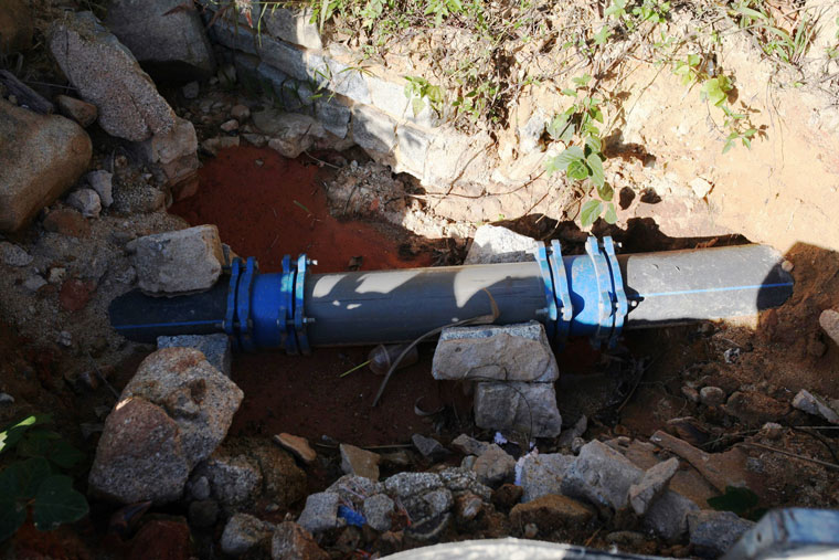 Đường ống nước dài 3 km, đường kính 20 cm được lắp đặt để  vận chuyển nước để bơm vào chân đồi, lấy cát