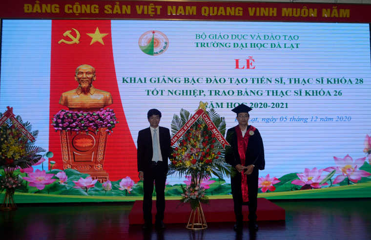 Học viên cao học khóa 26 tặng hoa tri ân nhà trường