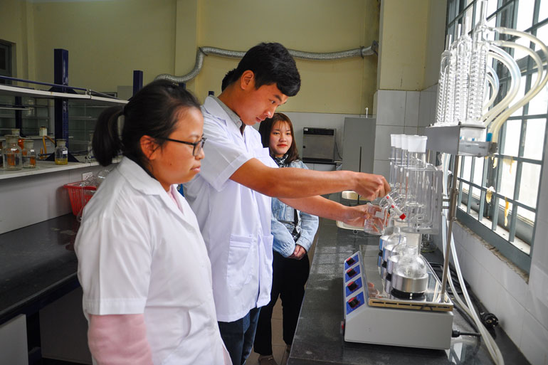 Học sinh phổ thông trong giờ thực tập phòng thí nghiệm tại Trường Cao đẳng Kinh tế Kỹ thuật Lâm Đồng