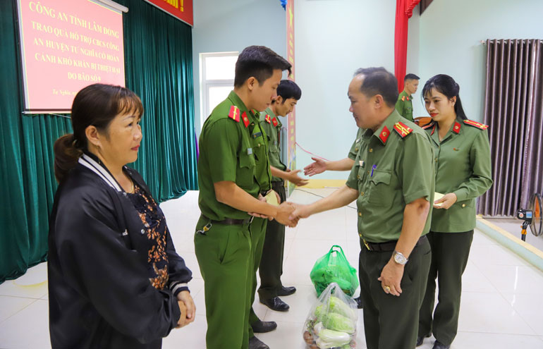 Thượng tá Đinh Văn Sáu trao quà cho cán bộ chiến sĩ Công an tỉnh Quảng Ngãi