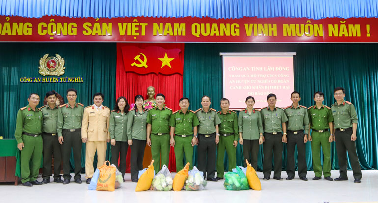 Đoàn công tác thăm, tặng quà tại huyện Tư Nghĩa (tỉnh Quảng Ngãi)