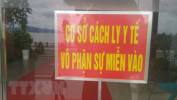 Một cơ sở cách ly có thu phí tại thành phố Nha Trang để bảng chỉ dẫn an toàn hướng dẫn cho người dân và du khách không đi vào khu vực cấm