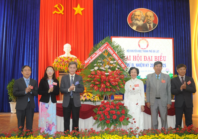 ãnh đạo thành phố Đà Lạt tặng hoa chúc mừng Đại hội