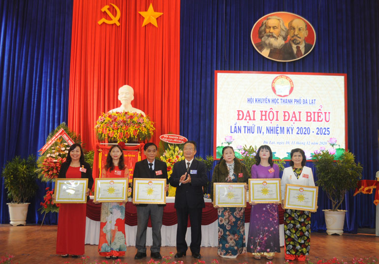 Tặng Bằng khen của Chấp hành Trung ương Hội Khuyến học Việt Nam cho các tập thể và cá nhân