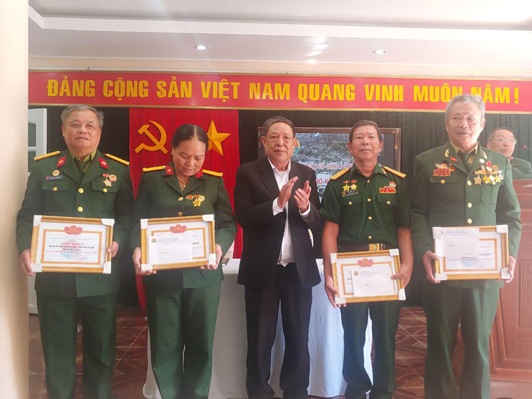 Khen thưởng 4 đơn vị có phong trào Hội mạnh: Đà Lạt, Cát Tiên, Bảo Lâm, Lâm Hà