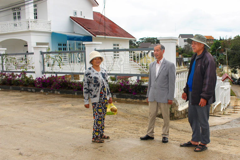 Bác tổ trưởng Tổ dân phố Lâm Văn Thạnh (người đứng giữa) trò chuyện, vận động Nhân dân tham gia xây dựng nông thôn mới - đô thị văn minh