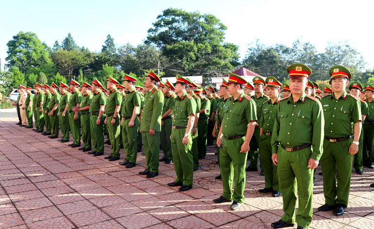 Cán bộ, chiến sĩ Công an TP Bảo Lộc tham gia lễ phát động cao điểm tấn công, trấm áp các loại tội phạm