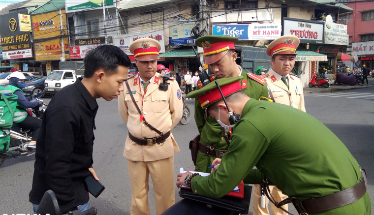 Sau lễ ra quân, Công an TP Đà Lạt cùng Công an các phường đã tiến hành kiểm tra hành chính, lập lại trật tự an toàn giao thông