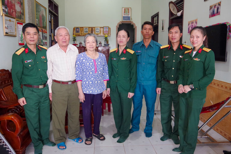 Đại tá Nguyễn Bình Sơn, Chỉ huy trưởng Bộ Chỉ huy Quân sự tỉnh (ngoài cùng bên trái) cùng đoàn công tác thăm Anh hùng Lực lượng vũ trang Hoàng Đình Kiền (thứ hai từ trái sang) tại thị trấn Nam Ban, huyện Lâm Hà