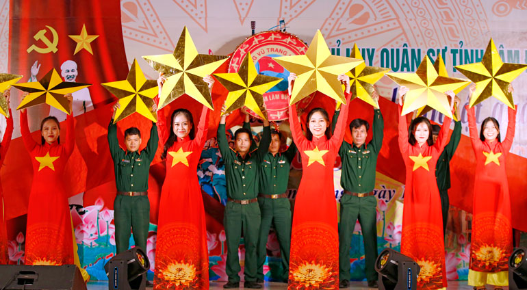 Đội Tuyên truyền xung kích lực lượng vũ trang tỉnh biểu diễn văn nghệ phục vụ các dịp sinh hoạt chính trị của lực lượng vũ trang và bà con nhân dân trên địa bàn tỉnh. Ảnh: Chính Thành