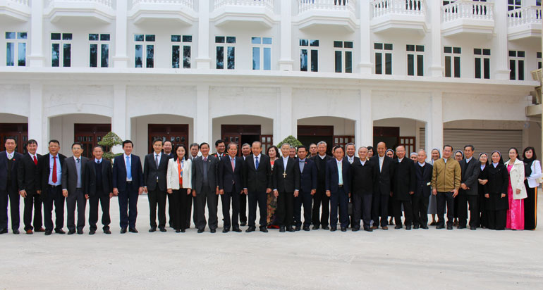 Phó Thủ tướng Trương Hòa Bình cùng đoàn công tác chụp hình lưu niệm cùng lãnh đạo tỉnh, thành phố Đà Lạt, Tòa Giám mục Đà Lạt và bà con giáo dân Lâm Đồng