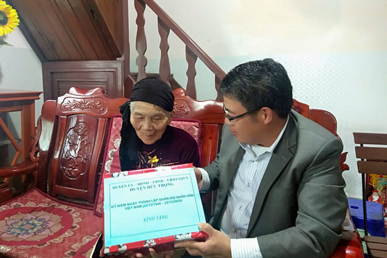 Đồng chí Nguyễn Ngọc Phúc - Bí thư Huyện ủy Đức Trọng thăm, tặng quà mẹ VNAH Thái Thị Tương