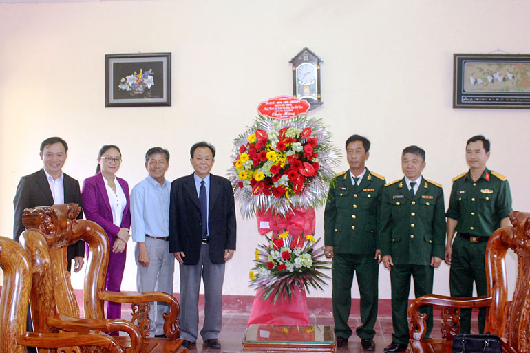 Đồng chí Lê Hồng Khánh - Phó Bí thư Thường trực Huyện ủy Đức Trọng thăm, tặng quà Trung đoàn Bộ binh 994