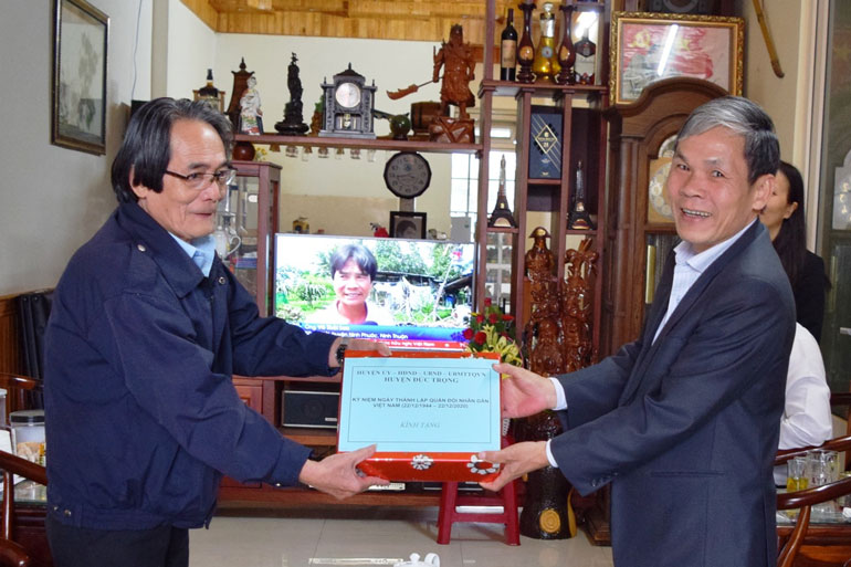 Đồng chí Nguyễn Văn Cường - Phó Bí thư Huyện ủy, Chủ tịch UBND huyện Đức Trọng, thăm, tặng quà AHLLVT Mai Thanh Minh